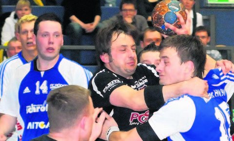 Zugepackt: Beim heutigen Lokalderby zwischen...