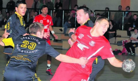 Sebastian Enke kämpft um den Ball Sebastian Enke kämpft um den Ball
